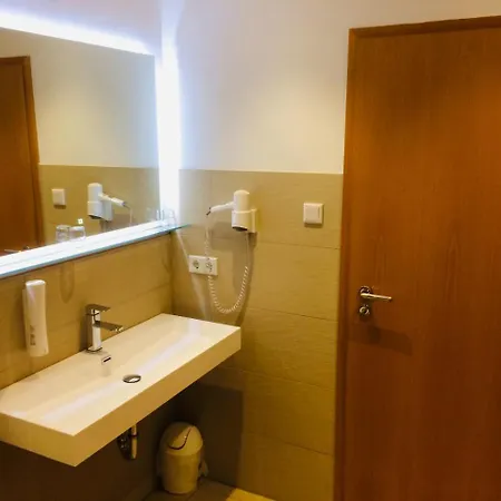 Adesso - Pay At On Arrival-ihr Automatenhotel In 3*